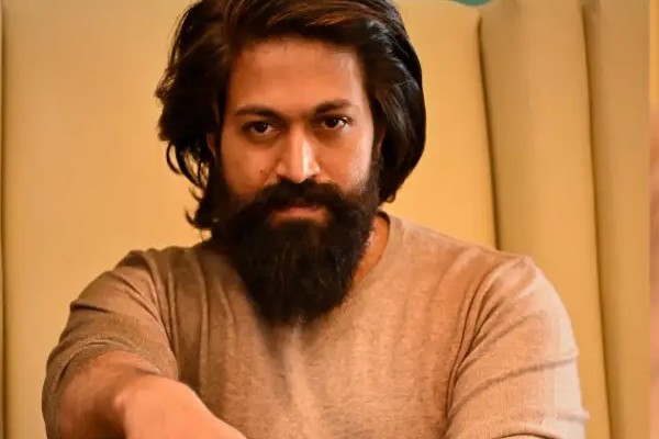 மிரட்டலான தோற்றத்தில் KGF யாஷ்…. வைரலாகும் வீடியோ!